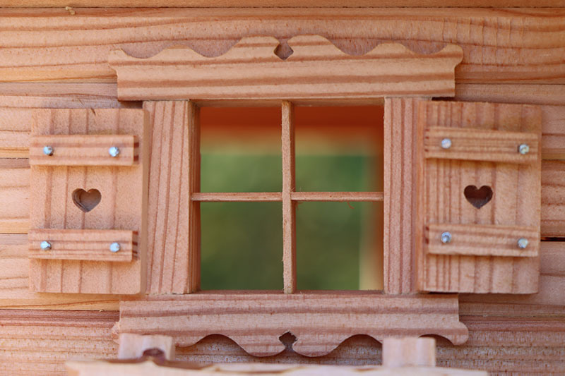 VOGELHAUSVILLA Leni - ein gefräste Teile, Fensterrahmen und Fensterläden mit Herz